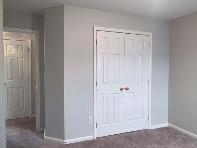 Building Photo - 772 Rosslyns Dale