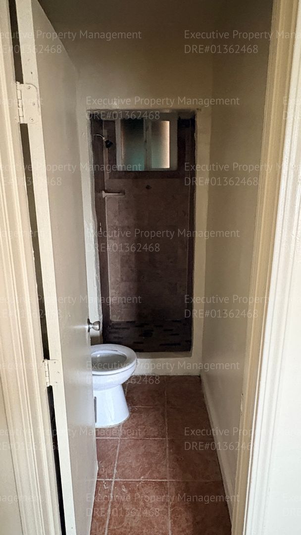 Building Photo - 105 E 8th St