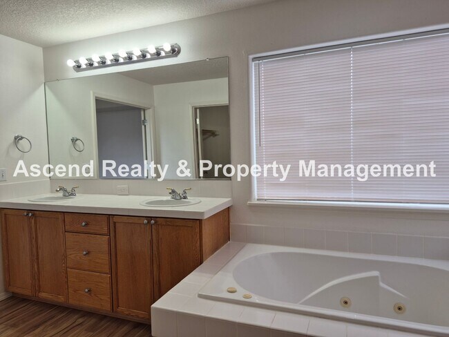 Building Photo - Bethany 3 Bed + Office on Main Fenced Back Yard w/Deck 2 Car Attached Garage Available Now!