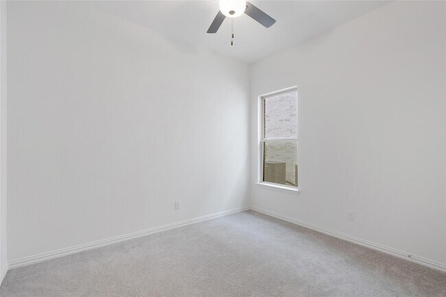 Building Photo - 713 Caroline Dr