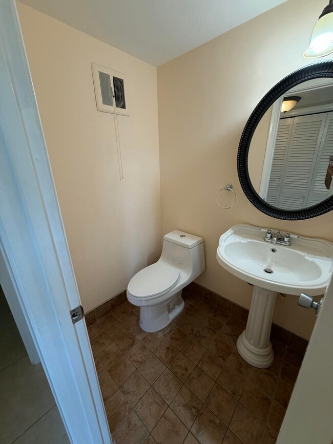 Building Photo - 185 Salisbury E