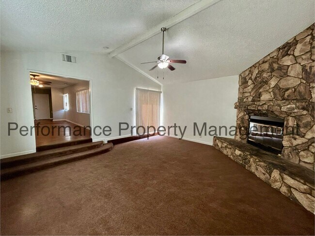 Building Photo - Cute 3 Bed/1 Bath SE Bakersfield Home w/ S...