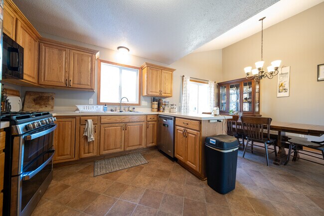 Building Photo - 8001 Vincent Cir N