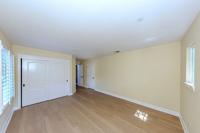 Building Photo - 3811 Belgain Ln