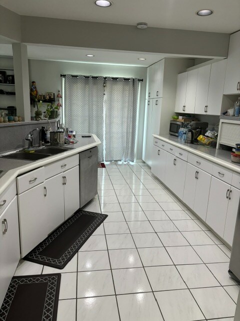 Building Photo - 493 Le Parc Cir