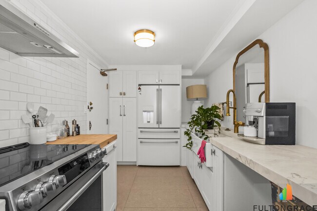 Building Photo - 2100 N Lincoln Park W