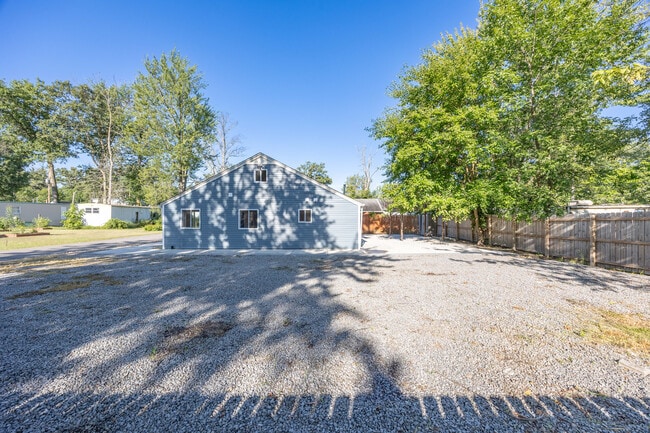 Building Photo - 225 Bentz Ave