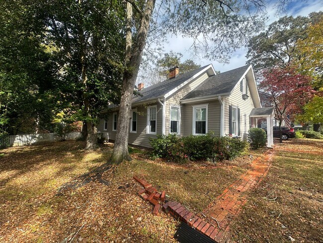 Building Photo - Gorgeous 3 Bed 2 Bath Haymount Home