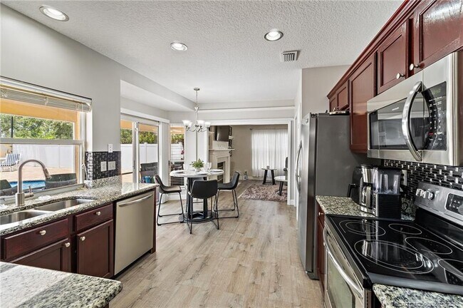 Building Photo - 728 NW Waterlily Pl