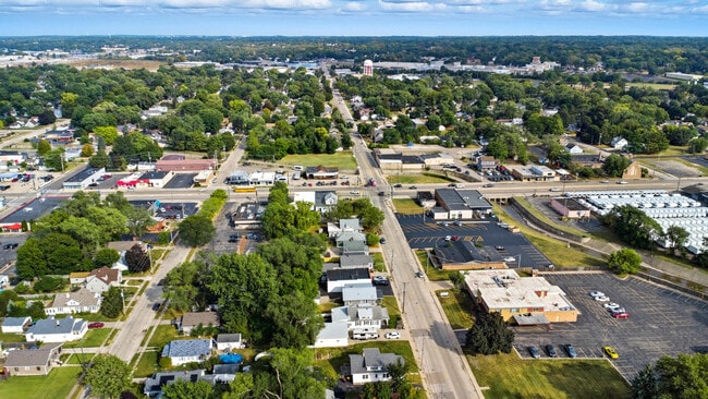 Building Photo - 408 River Ln