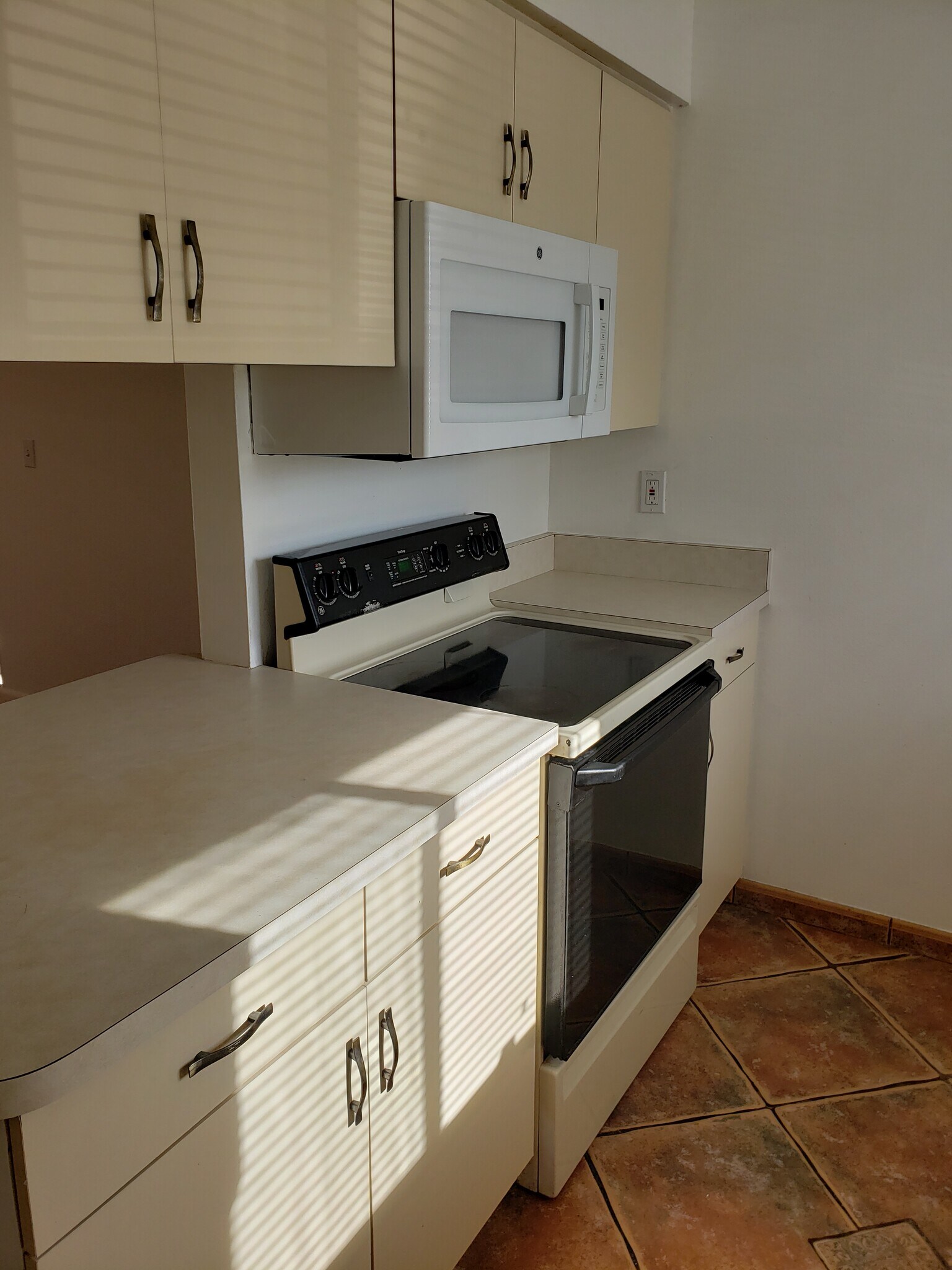 Building Photo - 2724 Hidden Lake Blvd