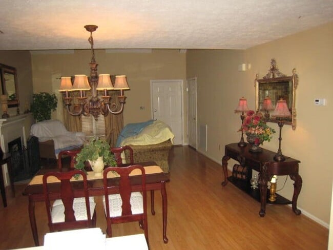 Building Photo - 2 bed + Bonus Room - Great School District...