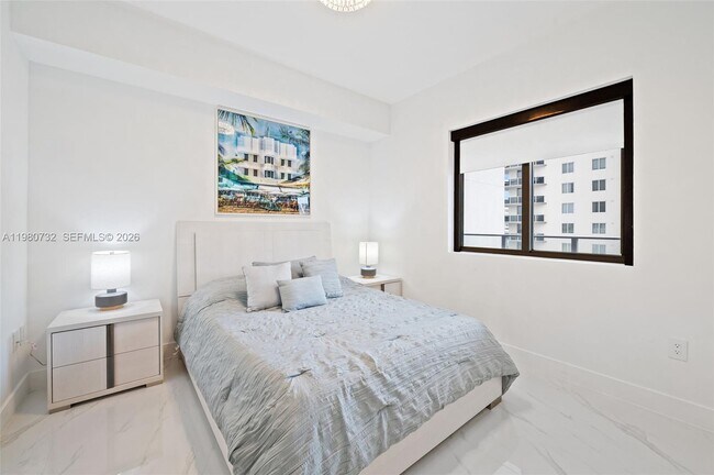 Building Photo - 700 NE 24th St