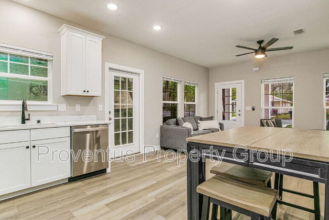 Building Photo - 1018 N D St