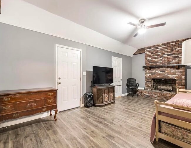 Building Photo - 4260 Villa Ave