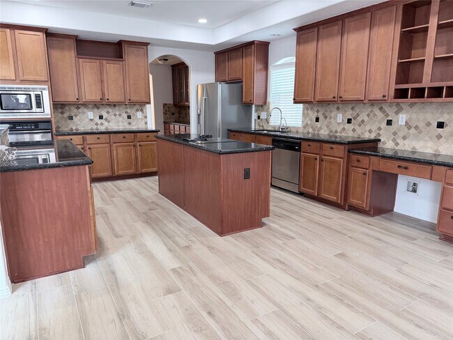 Building Photo - 16406 Lakewood Field Dr