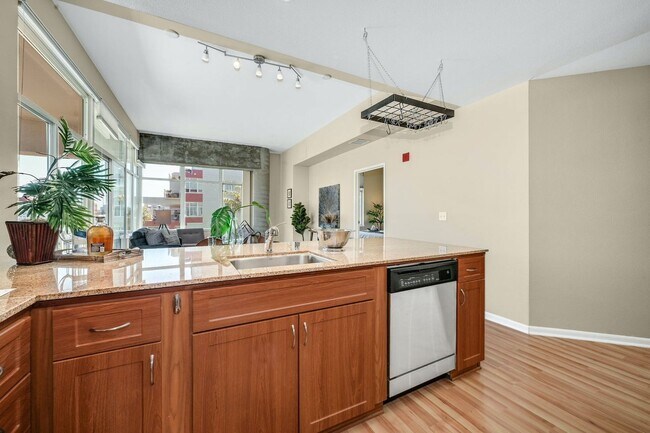 Building Photo - Bright 2 bedroom with open floor plan and spacious terrace!