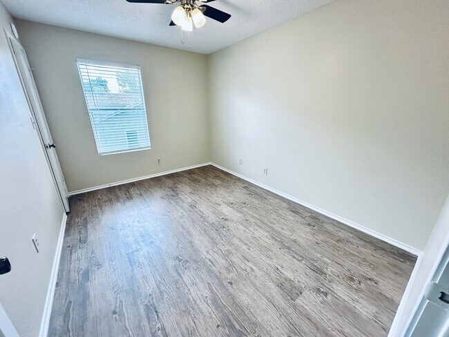 Building Photo - 379 Fantail Loop
