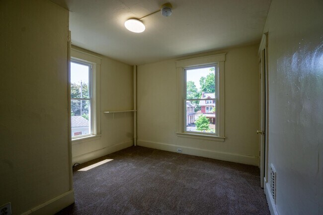 Building Photo - 909 Lancaster Ave