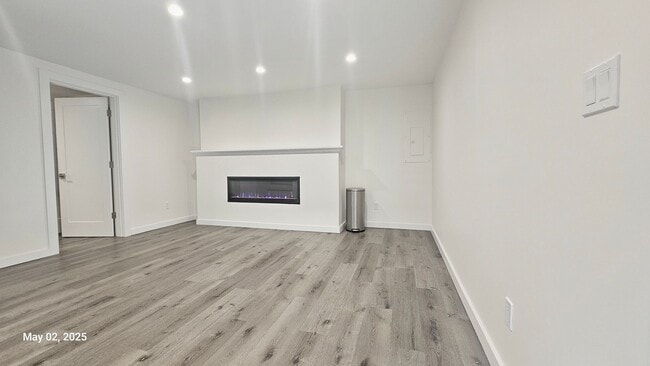 Building Photo - 3 Bed, 2 Bath Apartment in Prime Roosevelt...
