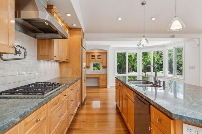 Building Photo - Beautiful, Old-World-style Home in the Heart of Central Menlo Park