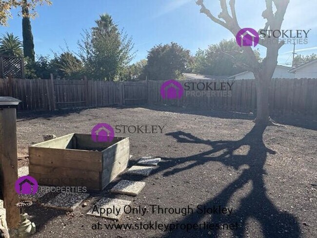 Building Photo - 1875 Queens Rd