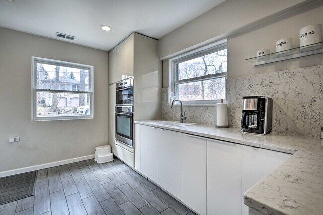 Building Photo - 696 Crescent Blvd