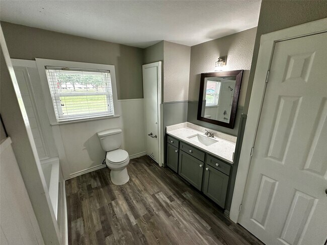 Building Photo - 318 Melton St