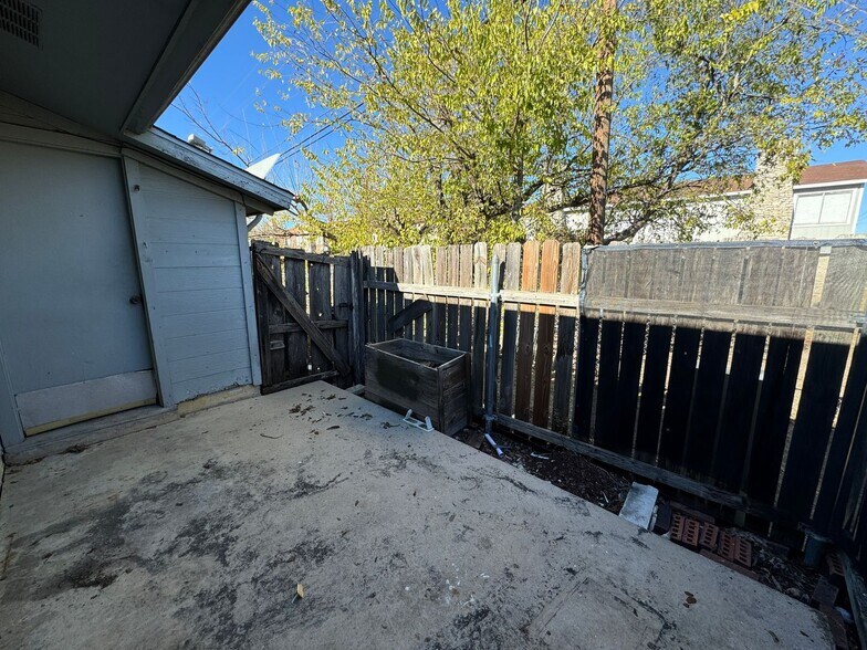 Building Photo - 1301 Willow Springs Rd