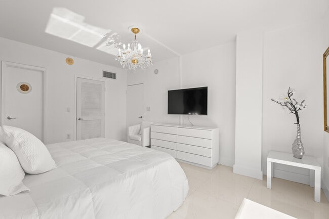 Building Photo - 10275 Collins Ave