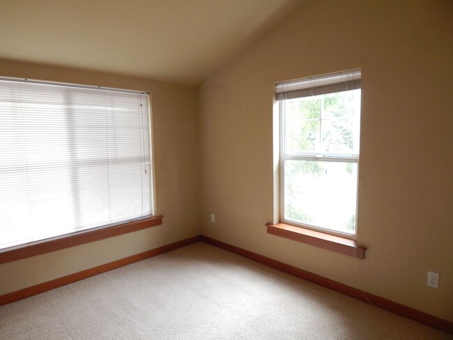 Building Photo - 3 bd 3 bath townhouse in Seattle/Lake City...