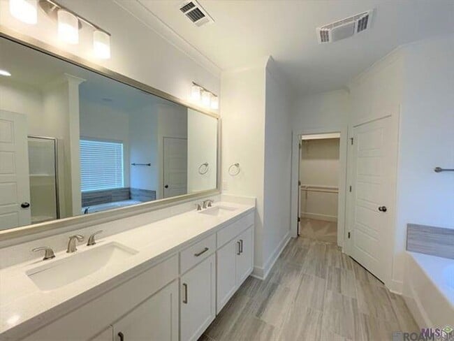 Building Photo - 9905 Stone Water Dr