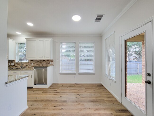 Building Photo - 2814 Bay Springs View