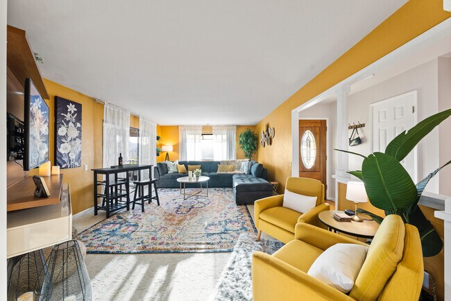 Living Room w/TV - 29930 Mayflower Dr