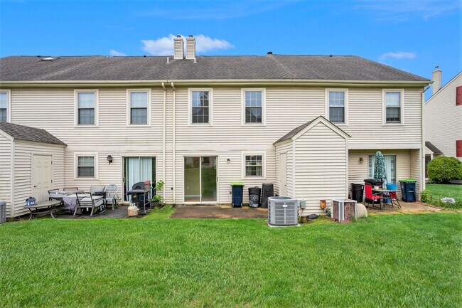 Building Photo - Beautiful Spacious Townhome