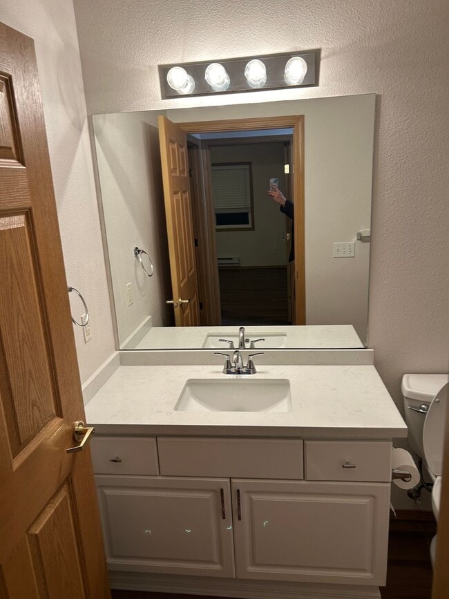 Building Photo - 3 Bed, 2 Bath Condo with in Cascade-Fairwood neighborhood of Renton, $2,925/month.