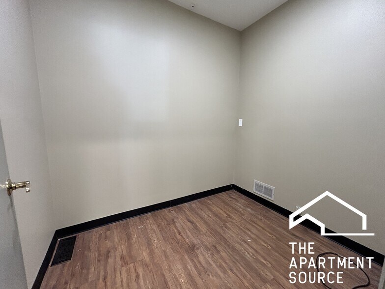 Building Photo - 4956 W Irving Park Rd