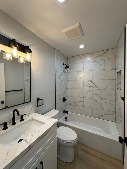 Building Photo - 826 Rose Ave