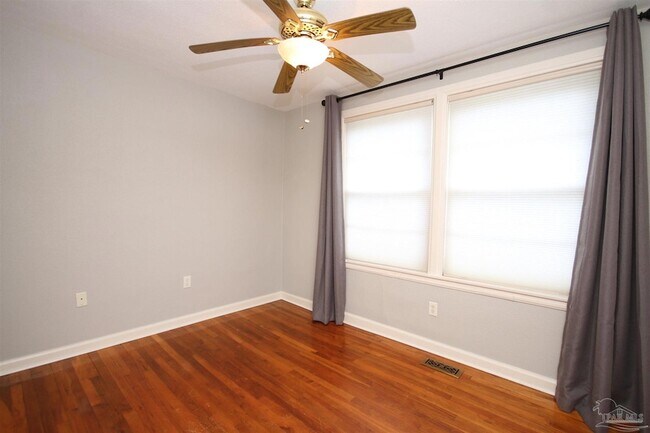 Building Photo - 1221 E Hernandez St