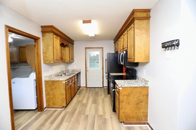 Building Photo - 806 Club Ln