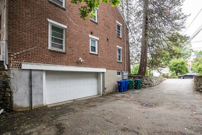 Building Photo - 147 Lowell Ave
