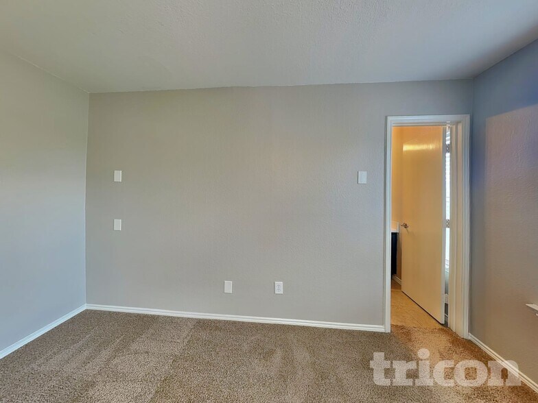 Building Photo - 851 Village Point Ln