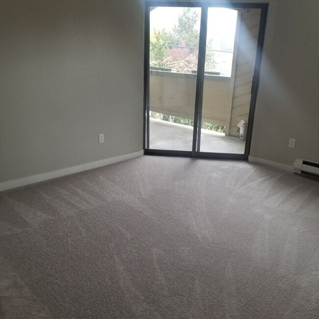 Building Photo - Ready for move in! Top Floor Condo with Fi...