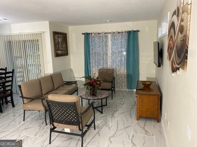 Building Photo - 825 S Forest Lake Dr