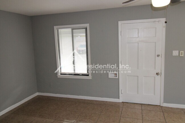 Building Photo - Fruitridge Manor 3bd/1ba House with Garage