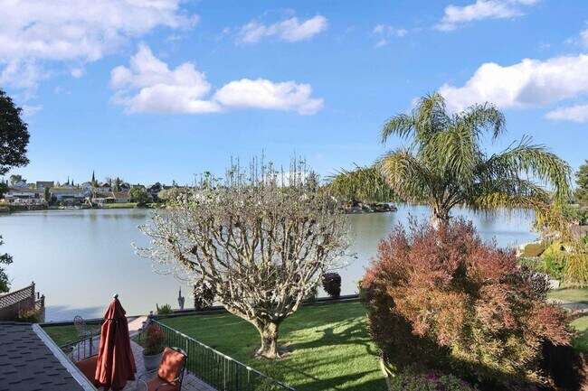 Building Photo - 7273 Shoreline Dr