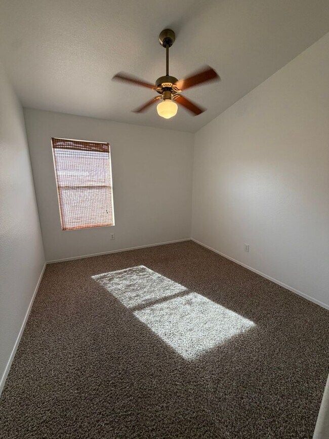 Building Photo - Stunning 3 bedroom, 2 bath home