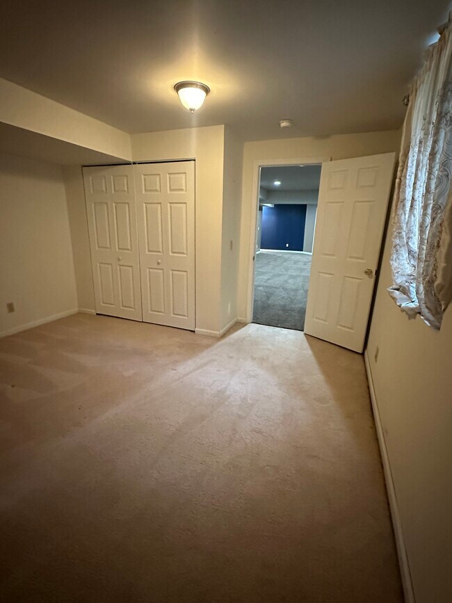 Building Photo - 4934 Claredon Pl