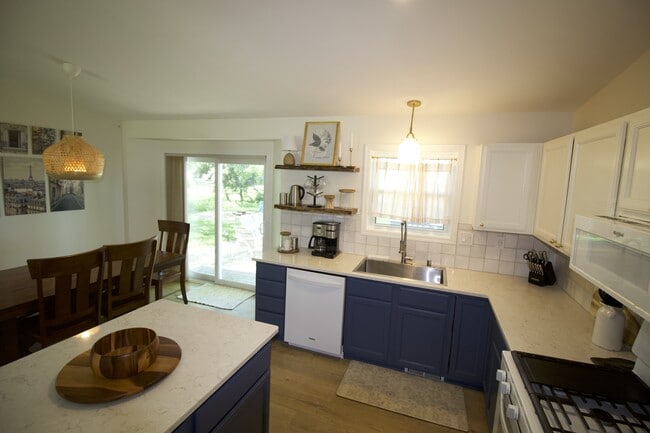 Building Photo - 2812 Stonebridge Dr