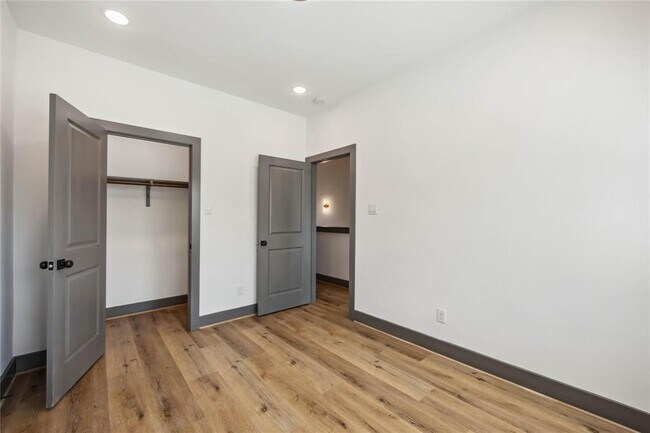 Building Photo - 5620 Shreveport Blvd